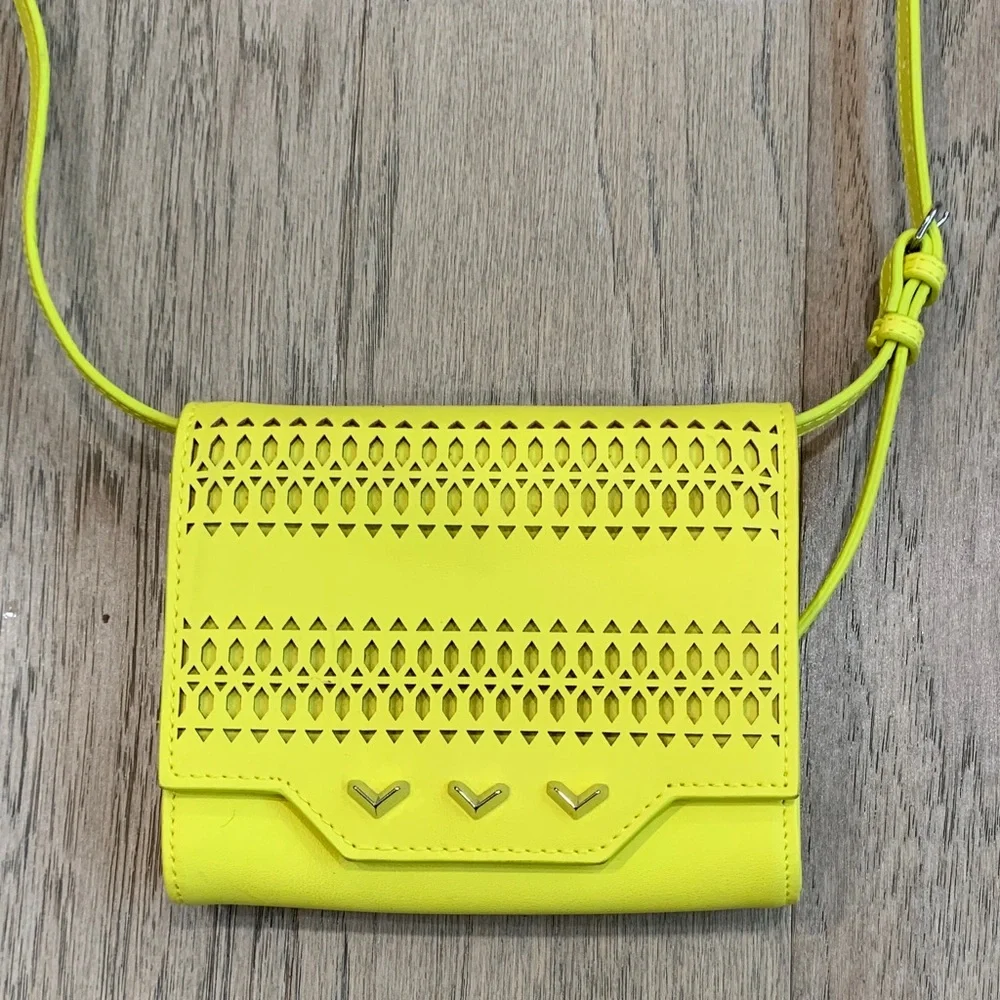 NWOT Stella & Dot Neon Yellow Perforated Crossbody Bag - Picture 2 of 7